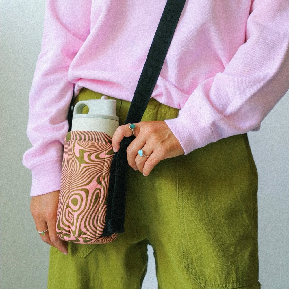 Salmon trippy swirl BAGGU puffy water bottle holder